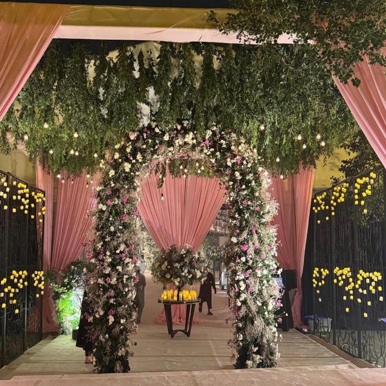 Luxury wedding stage décor Lahore with floral arrangements