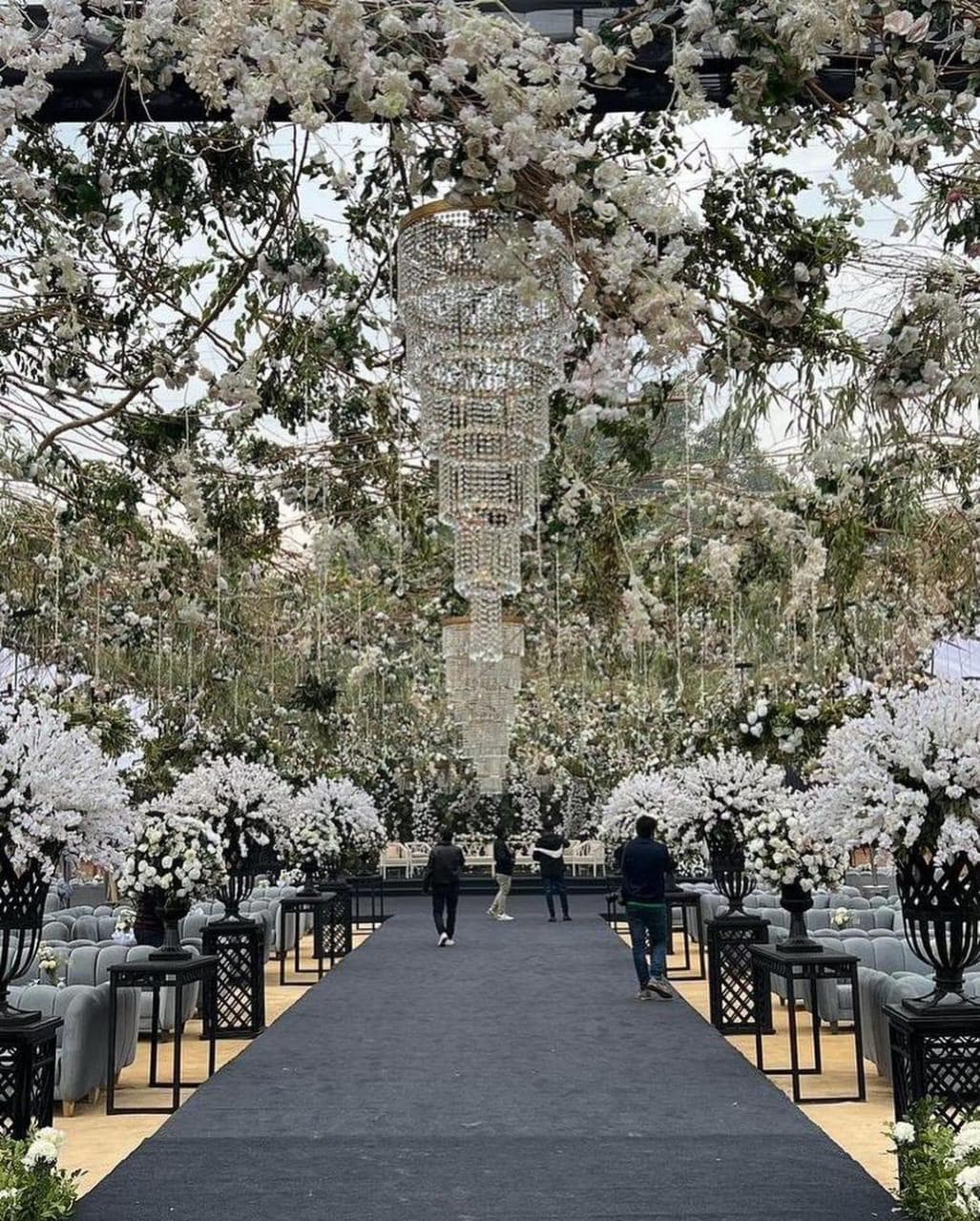 Premium wedding decoration with gold and ivory tones